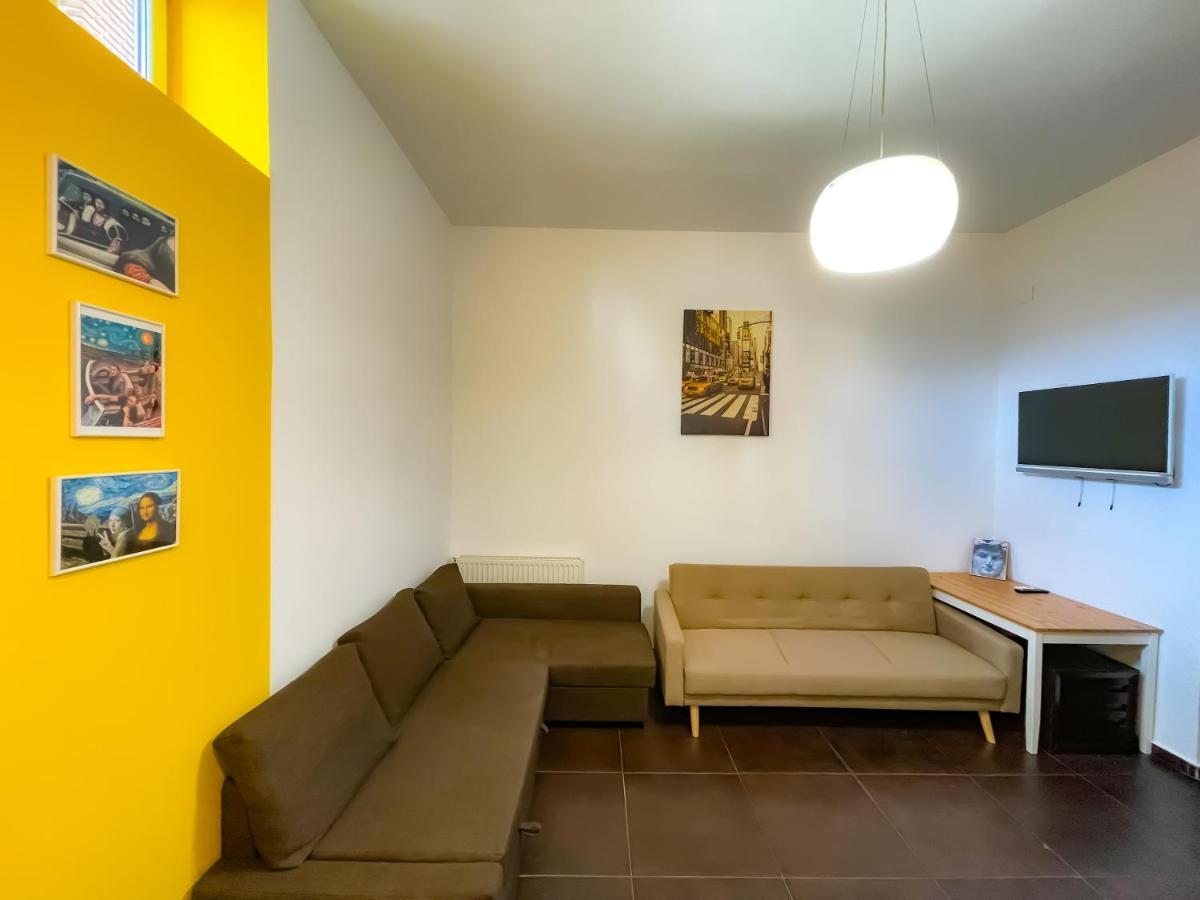 Cool Flat With Hot Tub In The Old Town Appartement Boekarest Buitenkant foto
