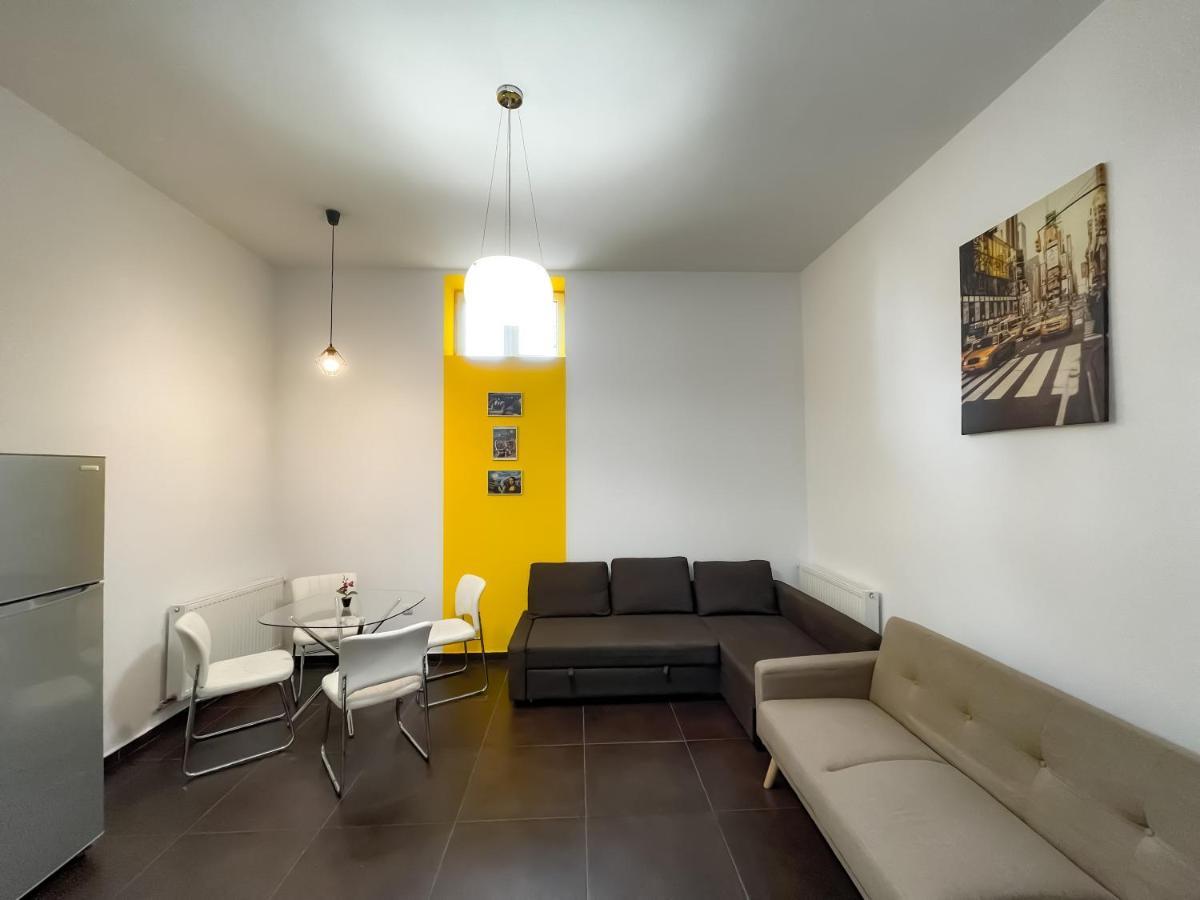 Cool Flat With Hot Tub In The Old Town Appartement Boekarest Buitenkant foto