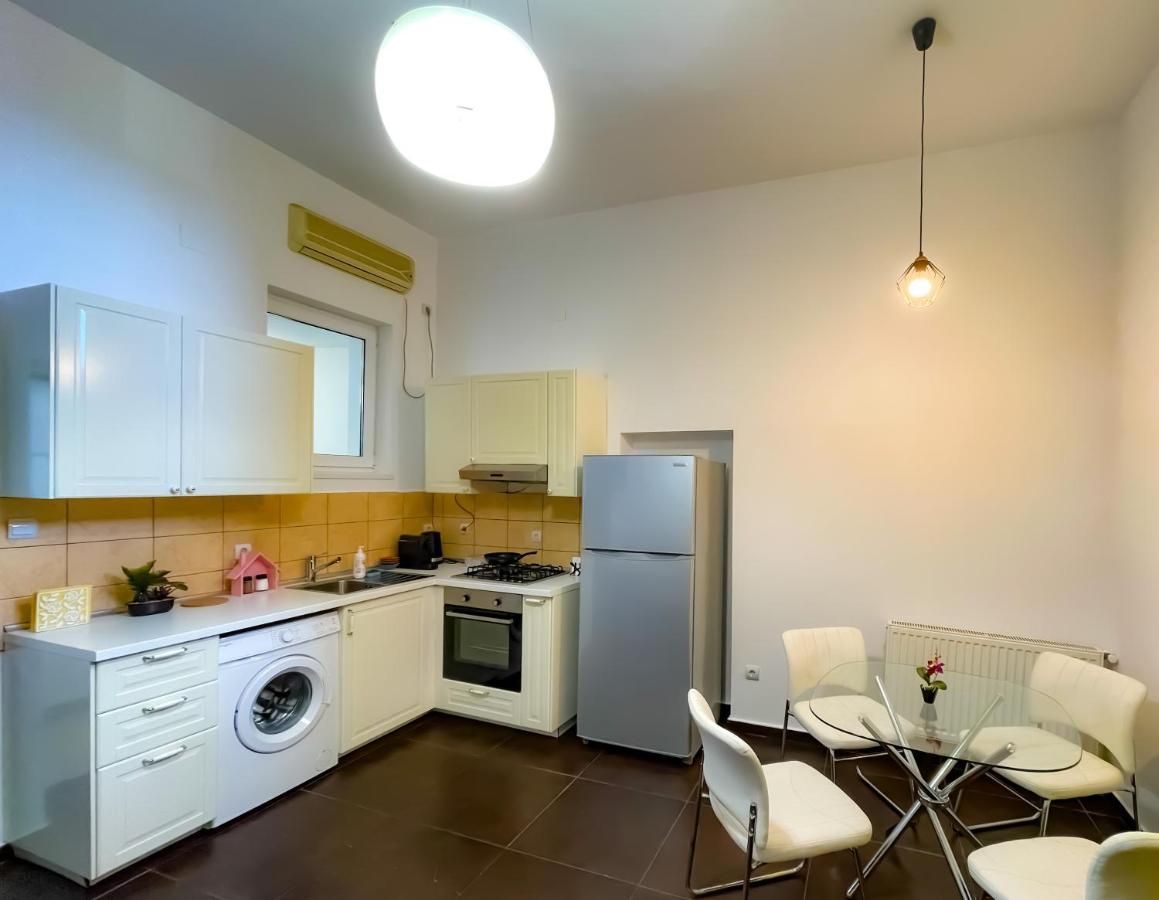 Cool Flat With Hot Tub In The Old Town Appartement Boekarest Buitenkant foto