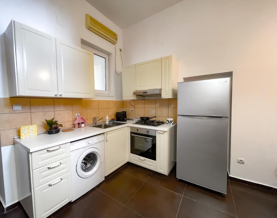 Cool Flat With Hot Tub In The Old Town Appartement Boekarest Buitenkant foto