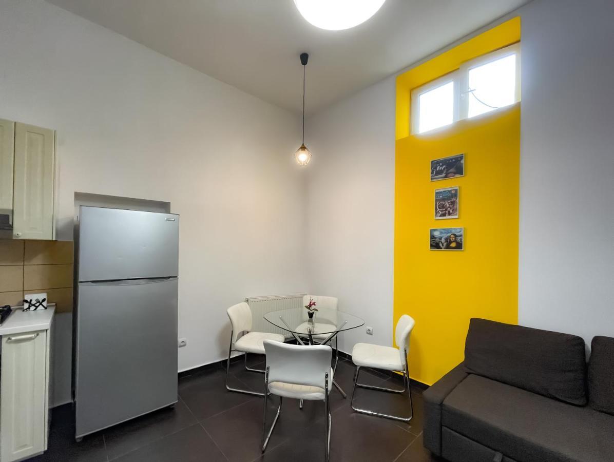 Cool Flat With Hot Tub In The Old Town Appartement Boekarest Buitenkant foto