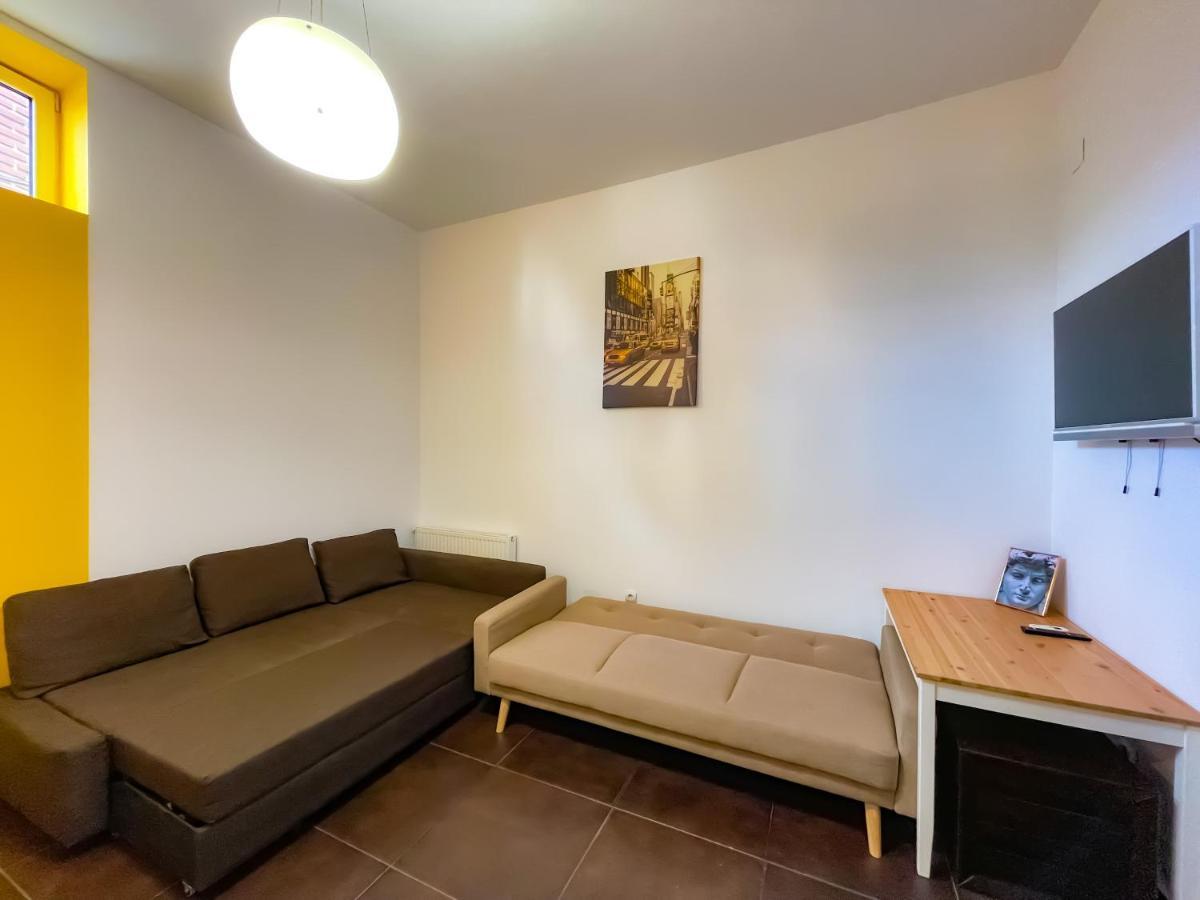 Cool Flat With Hot Tub In The Old Town Appartement Boekarest Buitenkant foto