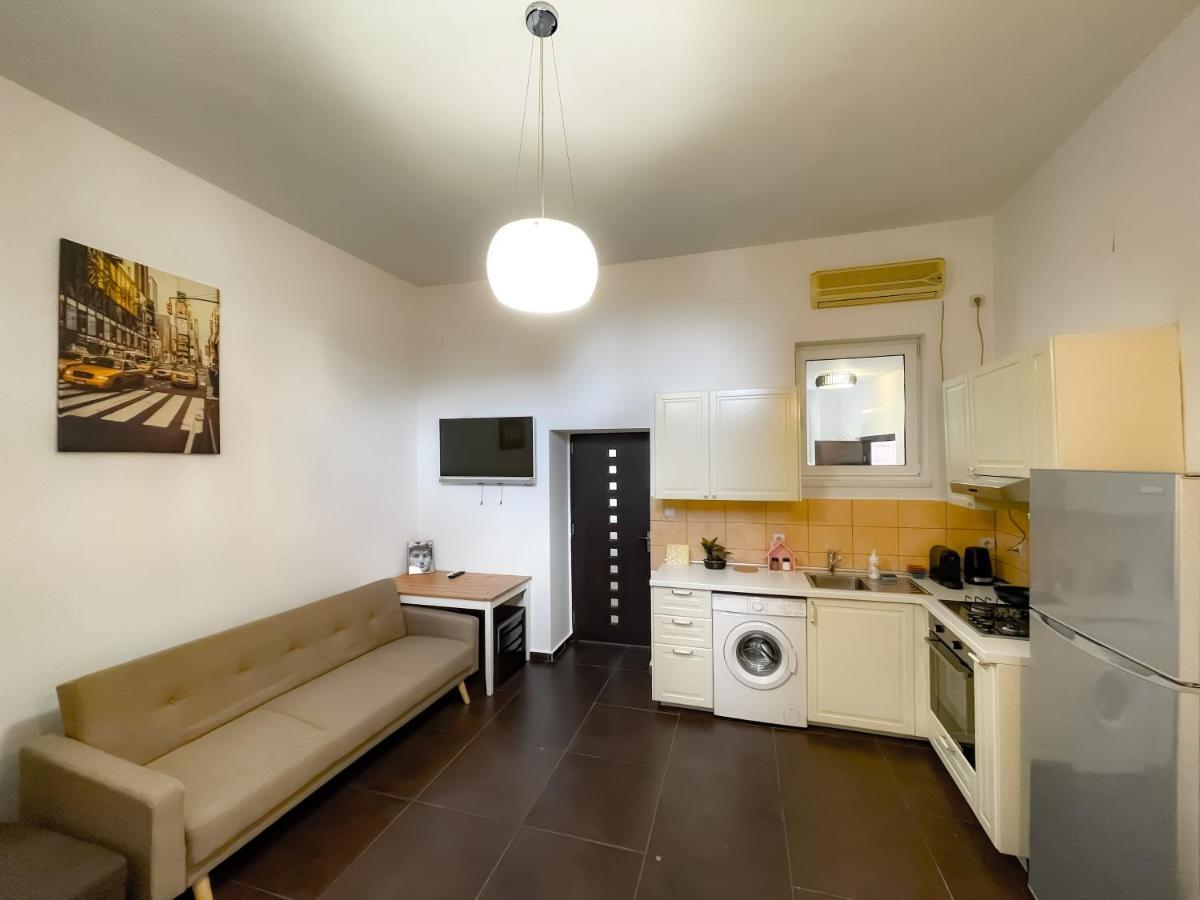 Cool Flat With Hot Tub In The Old Town Appartement Boekarest Buitenkant foto