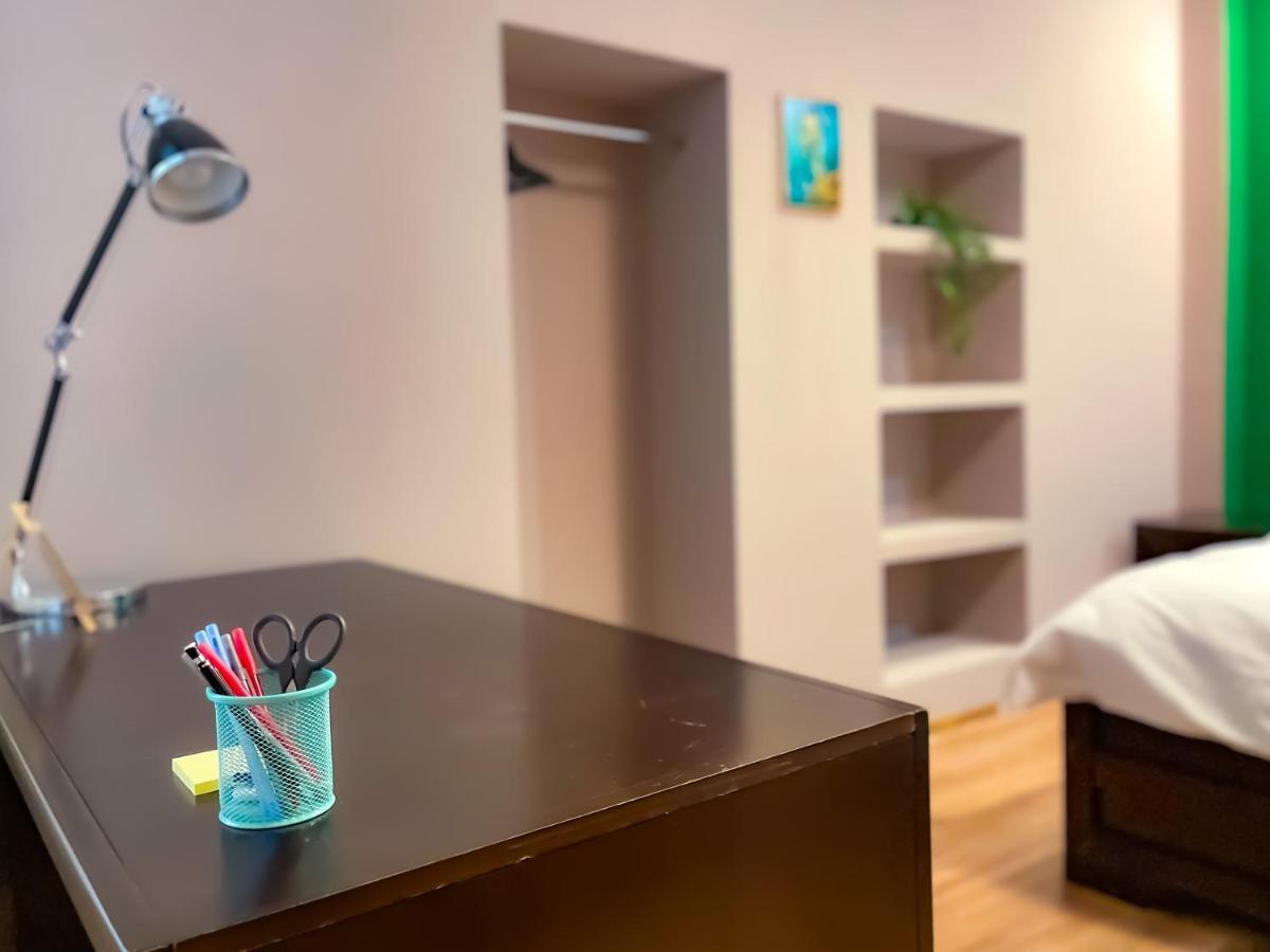 Cool Flat With Hot Tub In The Old Town Appartement Boekarest Buitenkant foto
