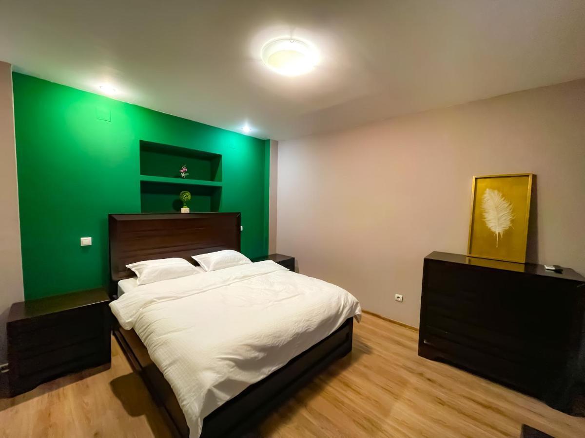 Cool Flat With Hot Tub In The Old Town Appartement Boekarest Buitenkant foto