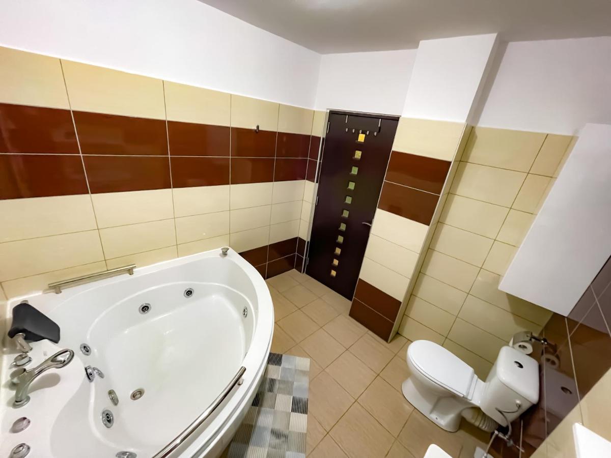 Cool Flat With Hot Tub In The Old Town Appartement Boekarest Buitenkant foto