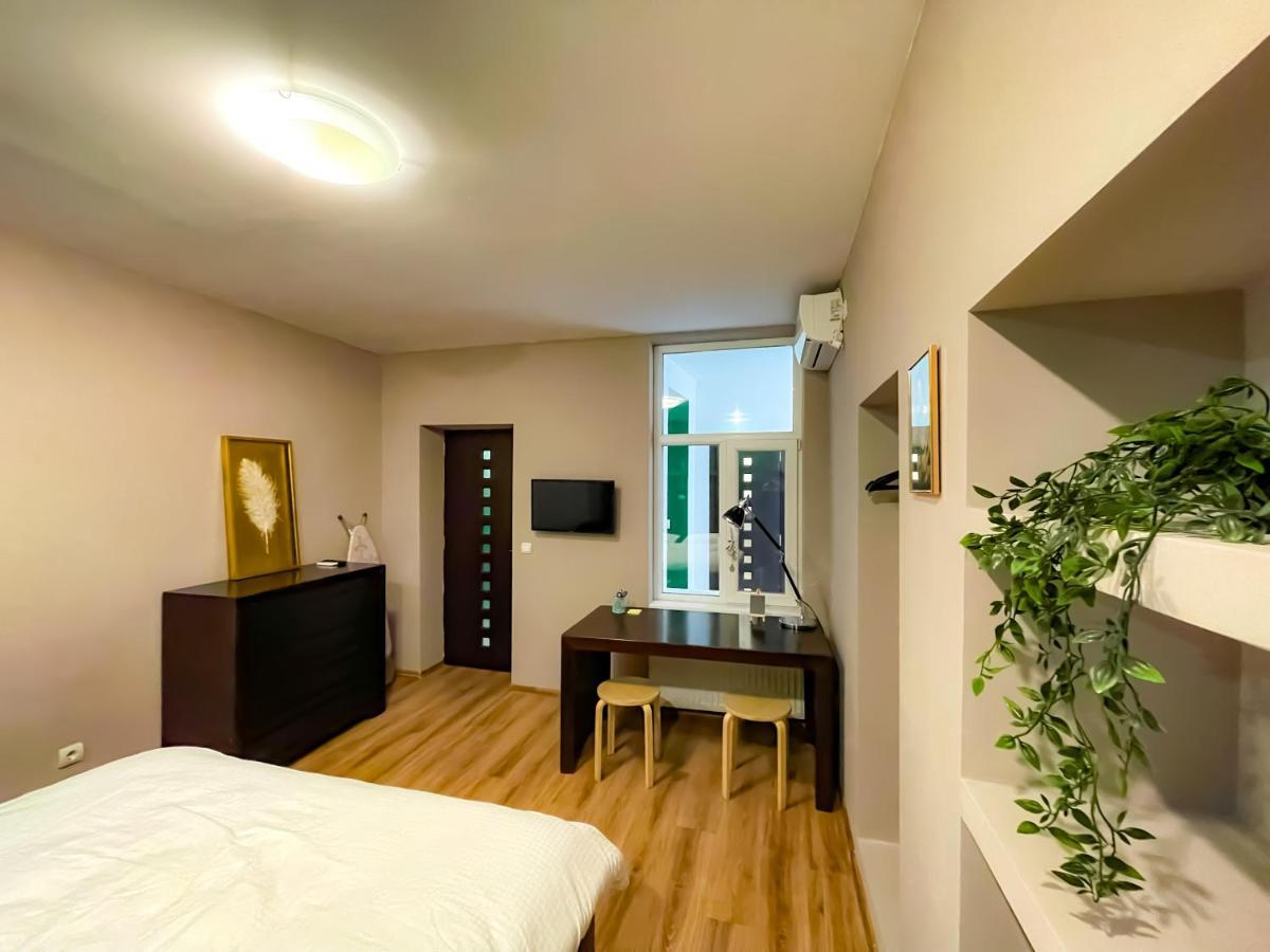 Cool Flat With Hot Tub In The Old Town Appartement Boekarest Buitenkant foto