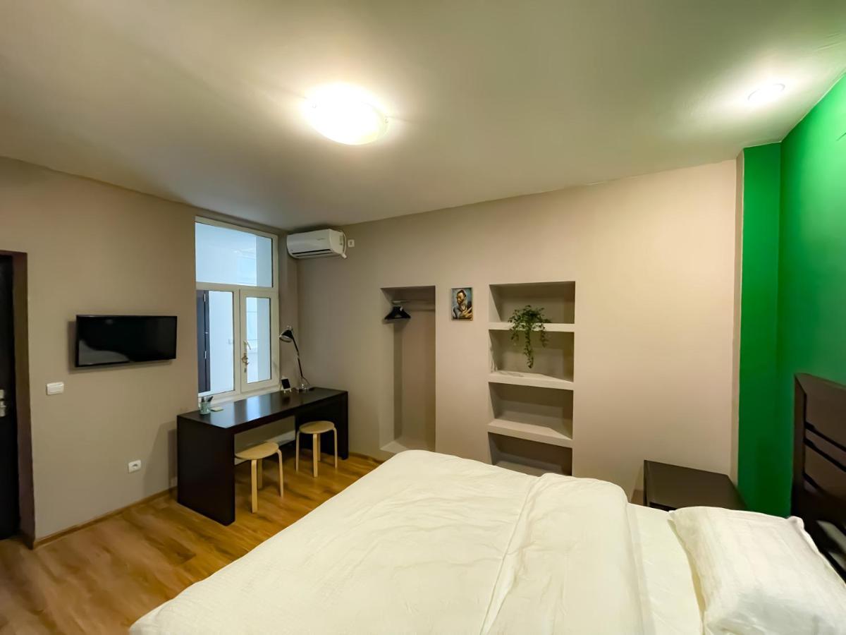 Cool Flat With Hot Tub In The Old Town Appartement Boekarest Buitenkant foto