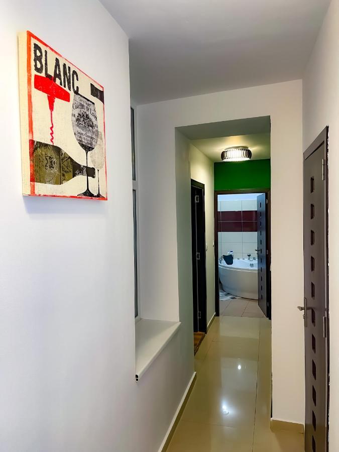 Cool Flat With Hot Tub In The Old Town Appartement Boekarest Buitenkant foto